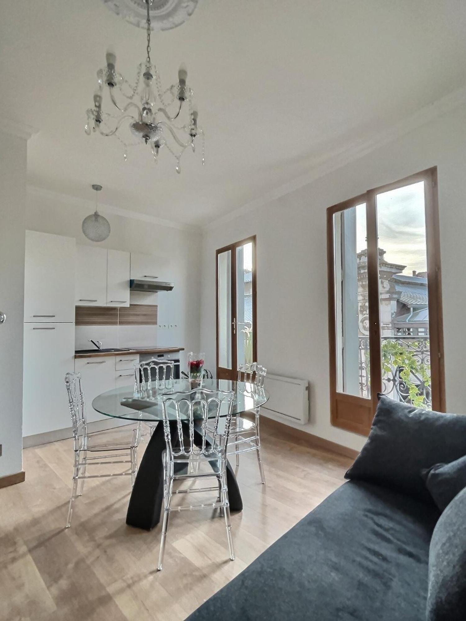 De Charme Avec Balcon Au Pied Des Commerces *