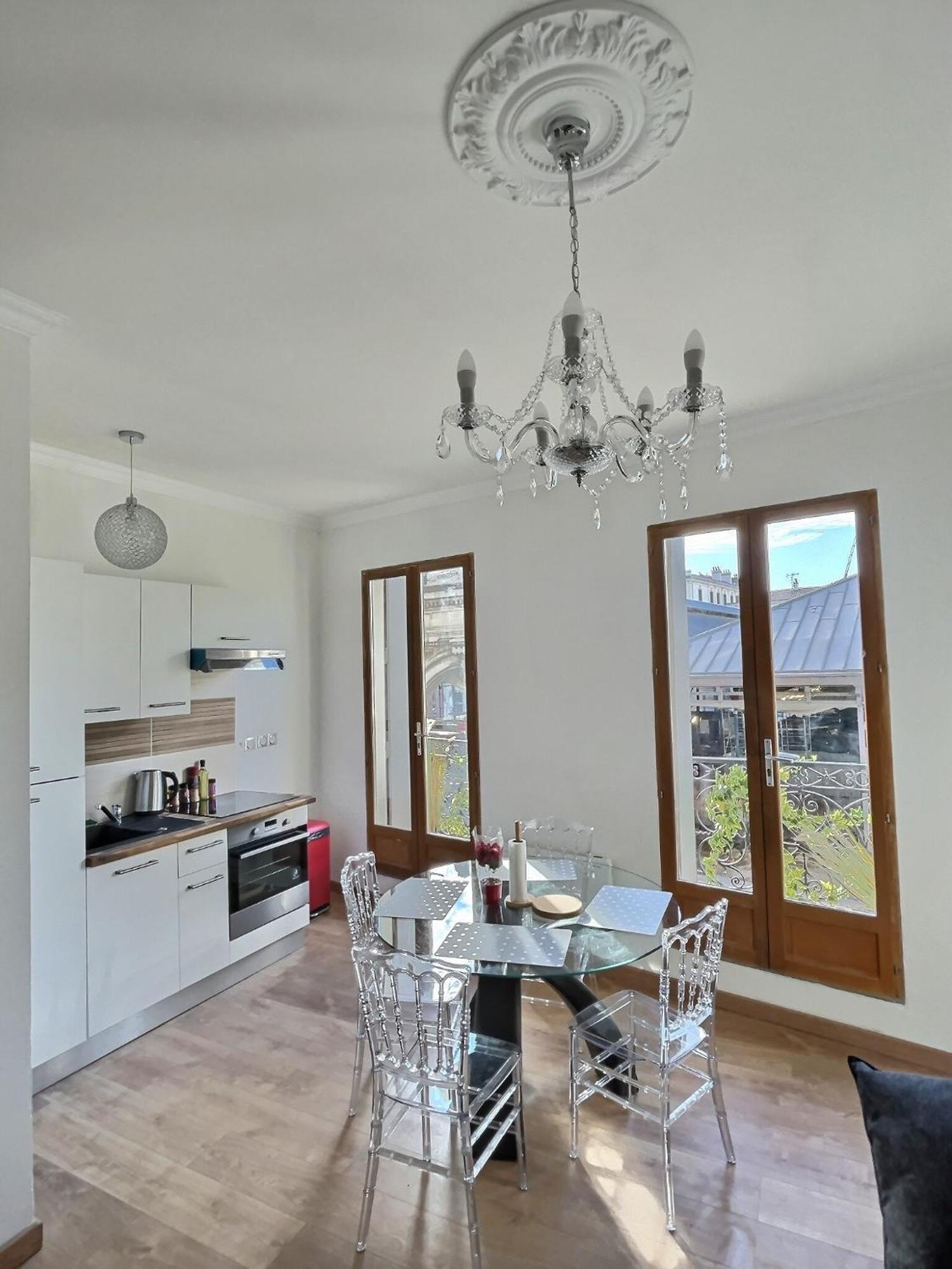 Apartment De Charme Avec Balcon Au Pied Des Commerces