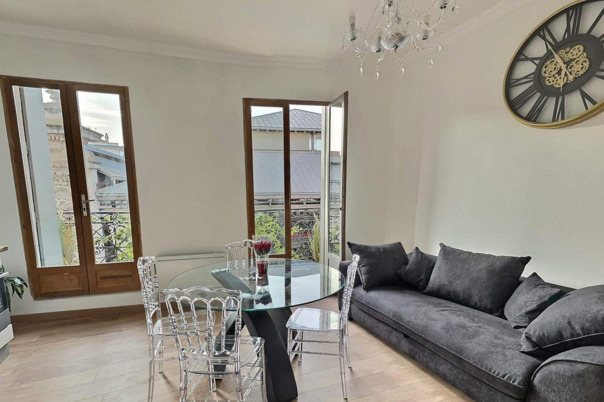 De Charme Avec Balcon Au Pied Des Commerces Beziers